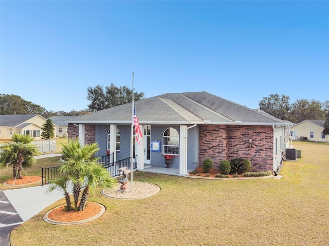 view of front of property featuring cooling unit and a front yard