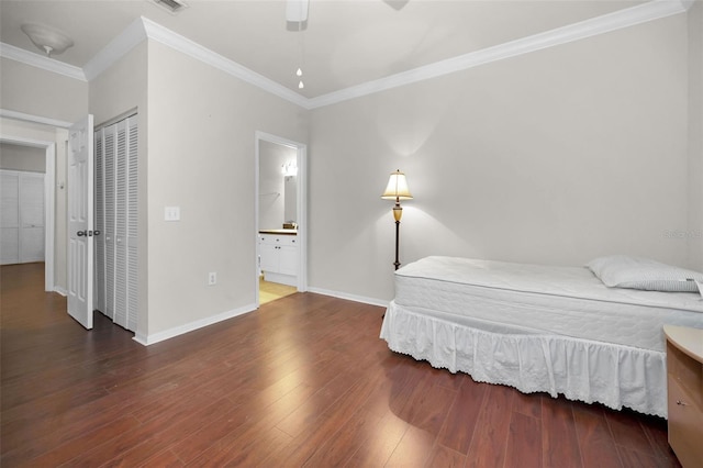 bedroom featuring ensuite bathroom, ornamental molding, dark hardwood / wood-style floors, a closet, and ceiling fan