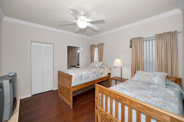 bedroom with crown molding, dark wood-type flooring, a closet, and ceiling fan