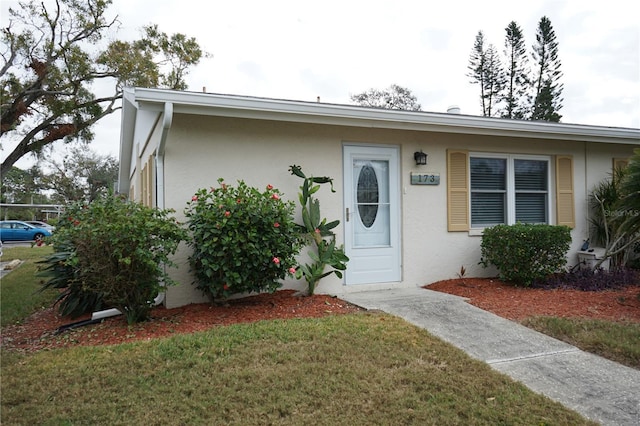 single story home featuring a front lawn