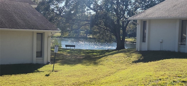 view of yard featuring a water view