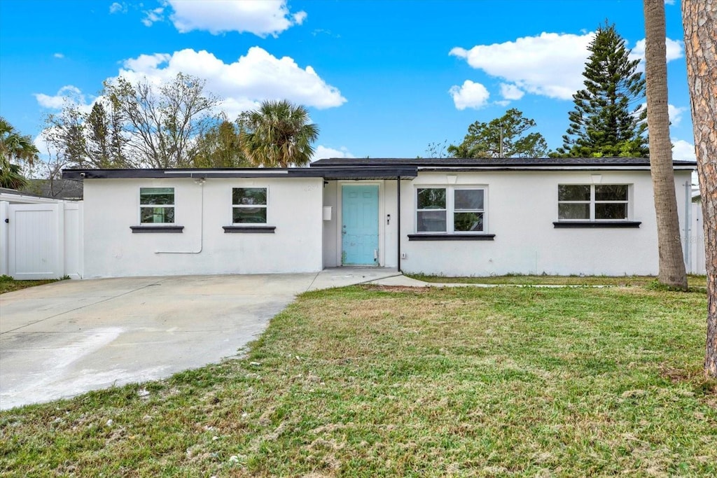 single story home with a front yard