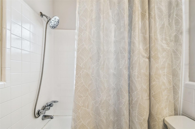 bathroom with shower / tub combo