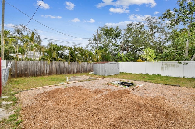 view of yard featuring a storage unit