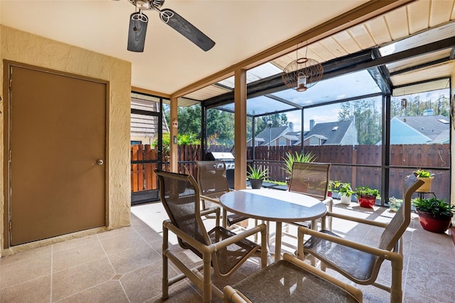 sunroom with ceiling fan