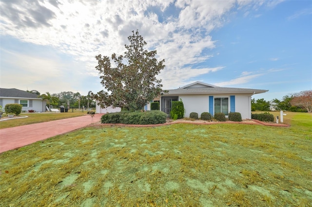 ranch-style home featuring a front lawn