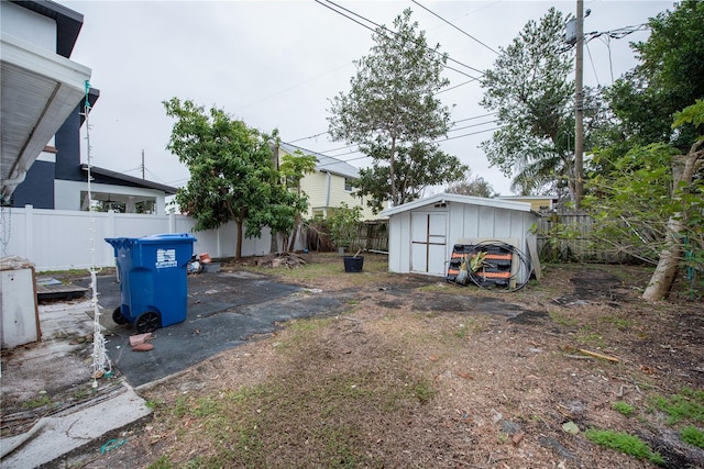 view of yard featuring a shed