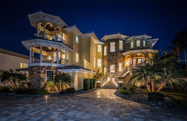 view of front of home featuring a balcony