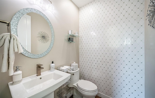 bathroom featuring sink, a shower with curtain, and toilet