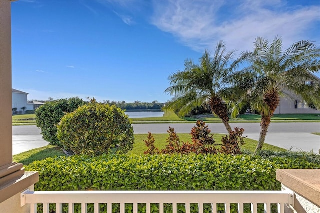 view of yard featuring a water view