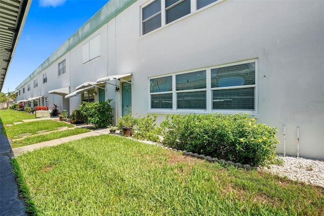 view of front of property with a front yard