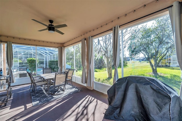 sunroom with ceiling fan