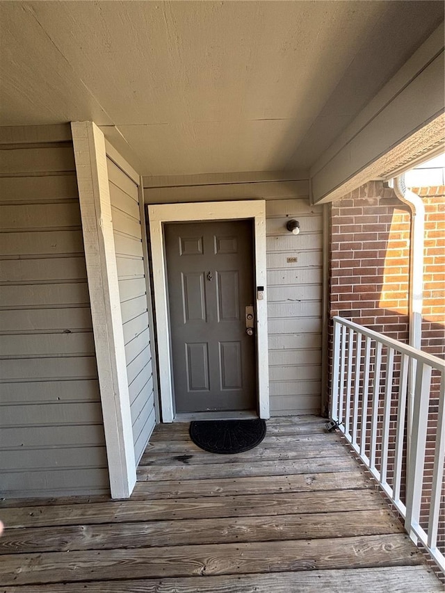 property entrance featuring a balcony