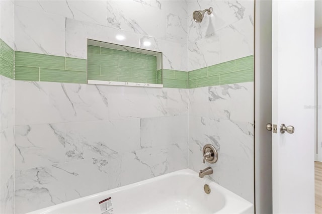 bathroom featuring tiled shower / bath combo