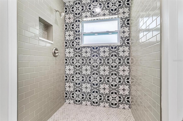 bathroom featuring a tile shower