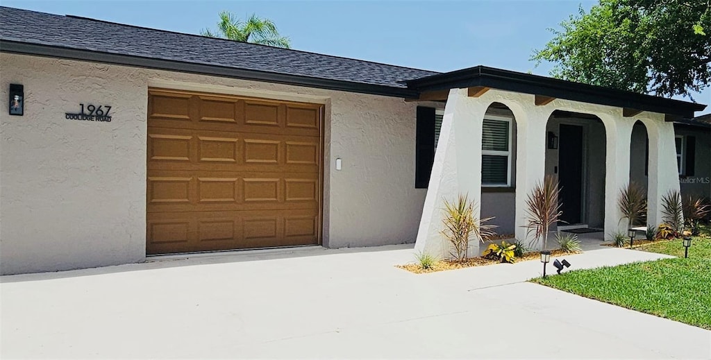 ranch-style home featuring a garage