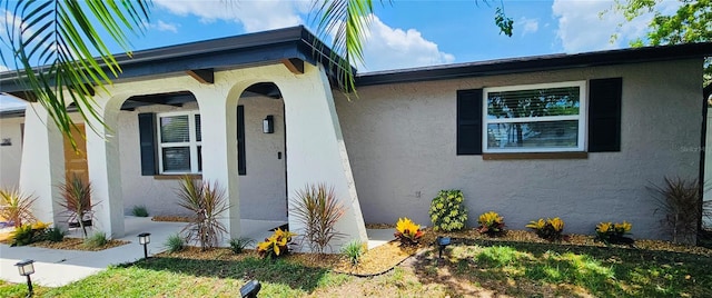 view of front of property featuring a front lawn