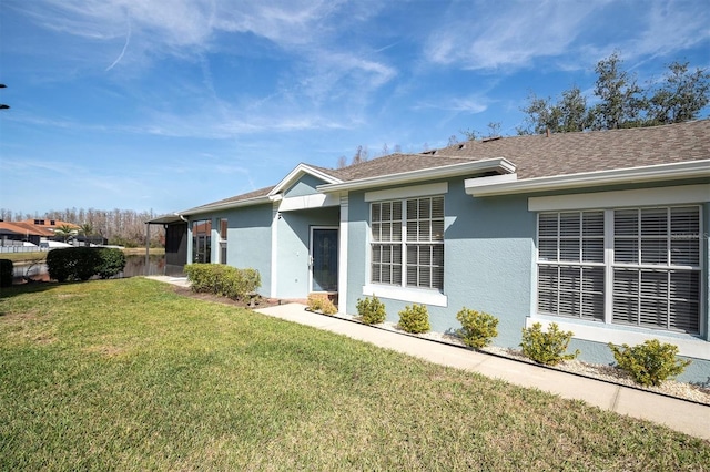 view of front facade featuring a front yard