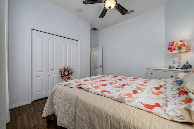 bedroom with dark wood-type flooring, ceiling fan, and a closet