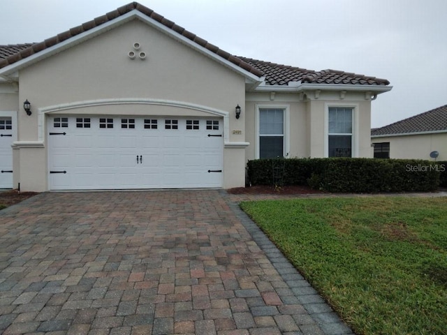 view of front facade featuring a garage