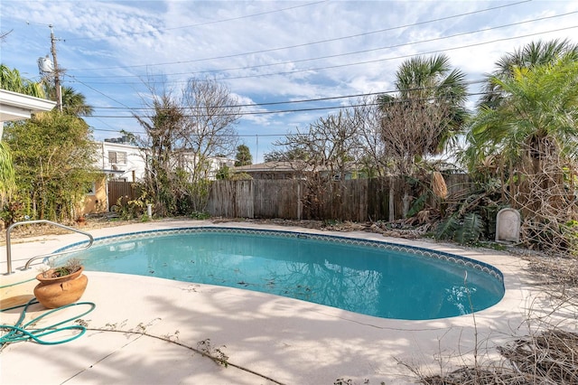 view of swimming pool