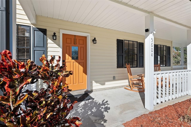 entrance to property featuring covered porch