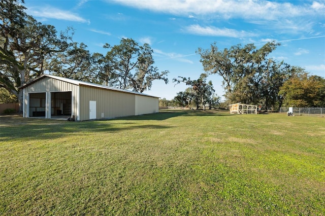 view of yard featuring an outdoor structure