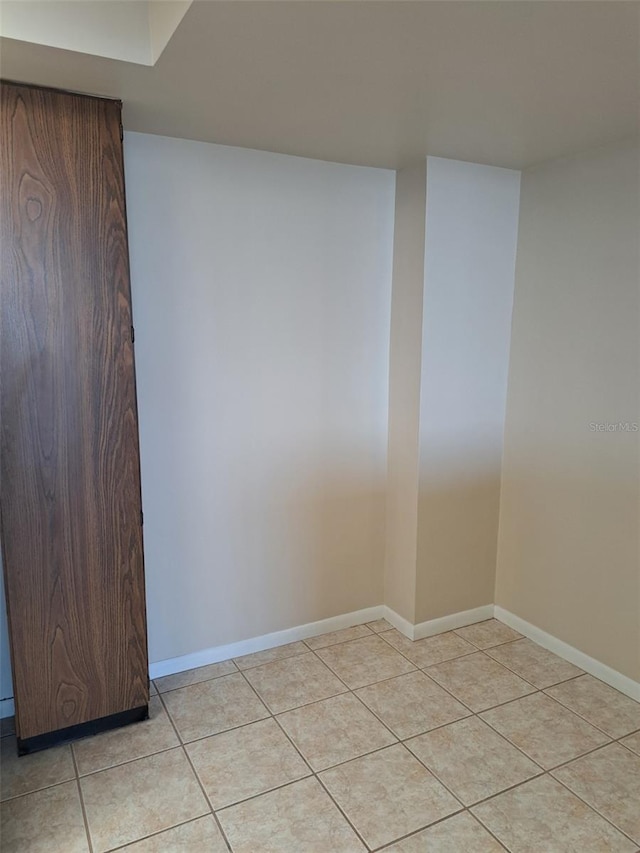 empty room featuring light tile patterned floors