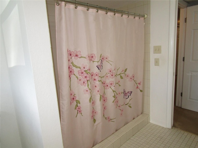 bathroom with curtained shower