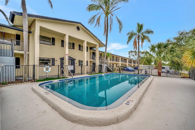 view of swimming pool