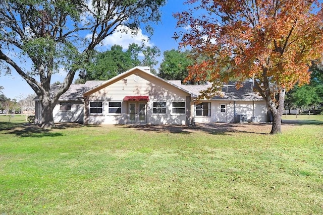 view of front of property featuring a front lawn