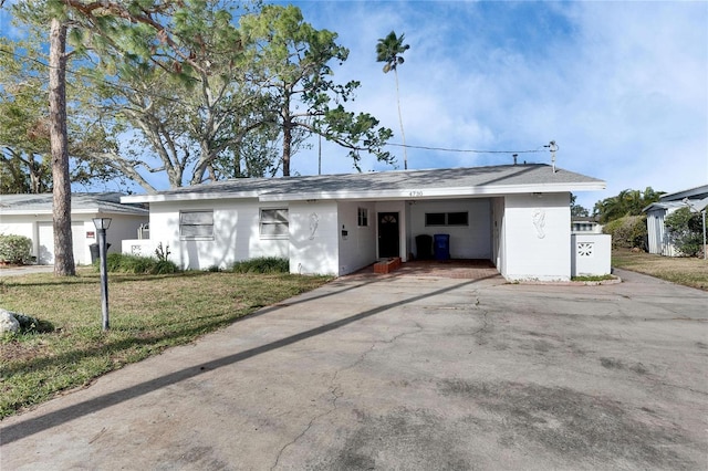 view of front facade with a front yard