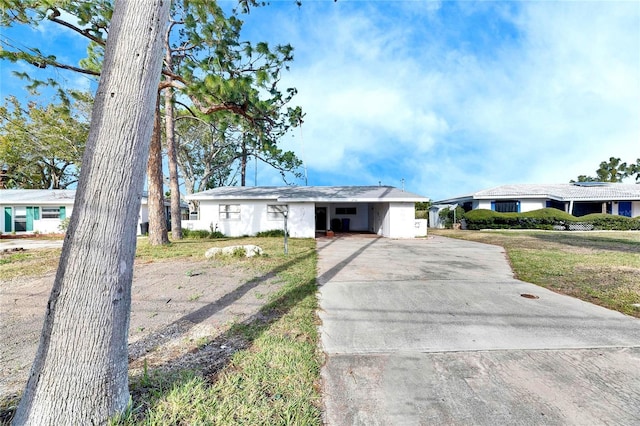 single story home featuring a front yard