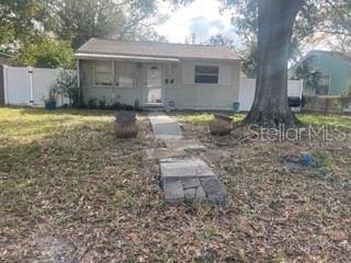 view of front of house with a front lawn