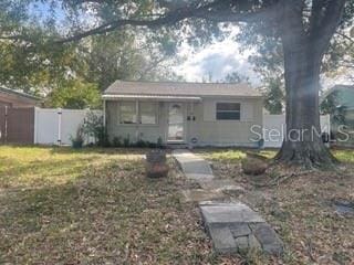 view of front of property with a front yard