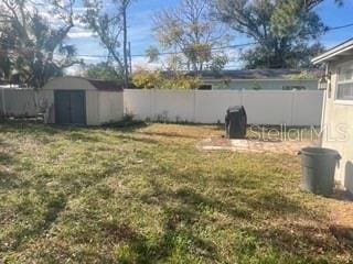 view of yard featuring a storage shed