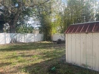 view of yard featuring a storage shed