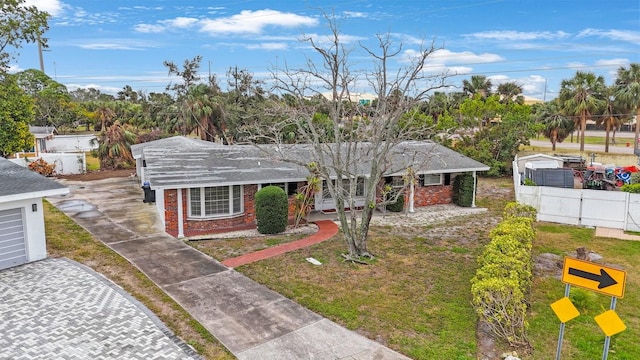 view of front of home featuring a front yard