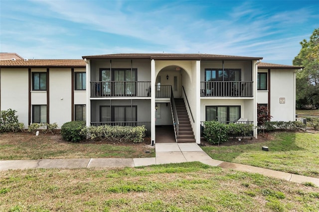 view of front of house featuring a front yard