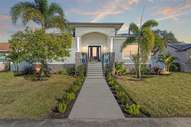 view of front facade featuring a yard