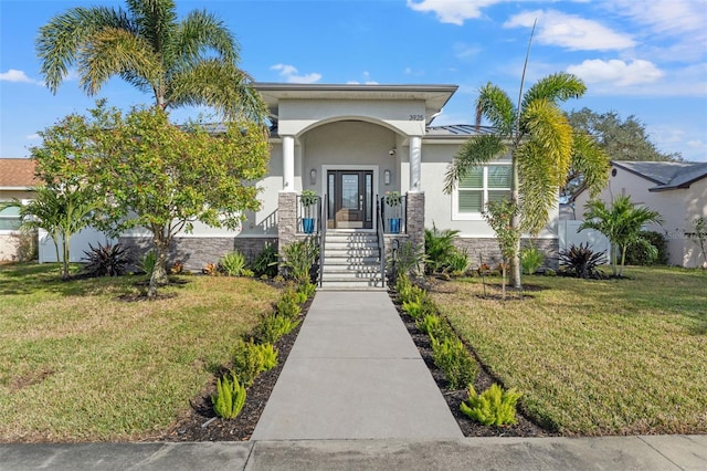 view of front of property featuring a front yard