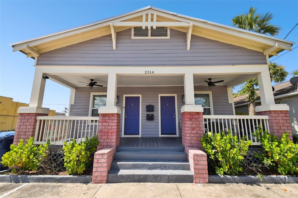 view of front facade featuring ceiling fan and a porch