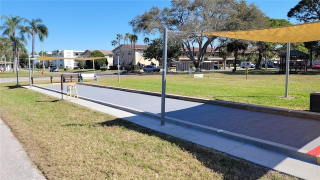 view of property's community featuring a lawn