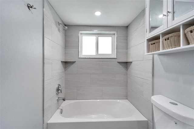 bathroom with tiled shower / bath and toilet