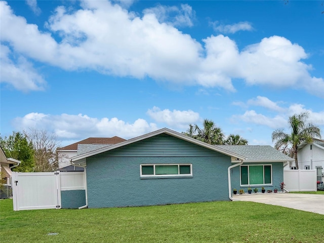 view of front of home with a front lawn