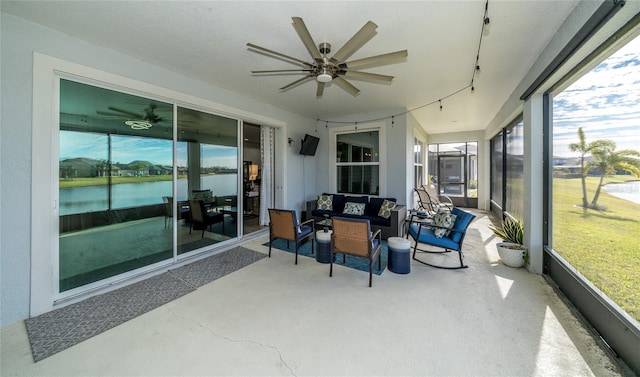 sunroom with ceiling fan