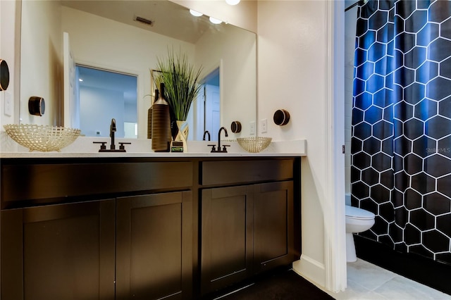 bathroom featuring a shower with curtain, vanity, and toilet