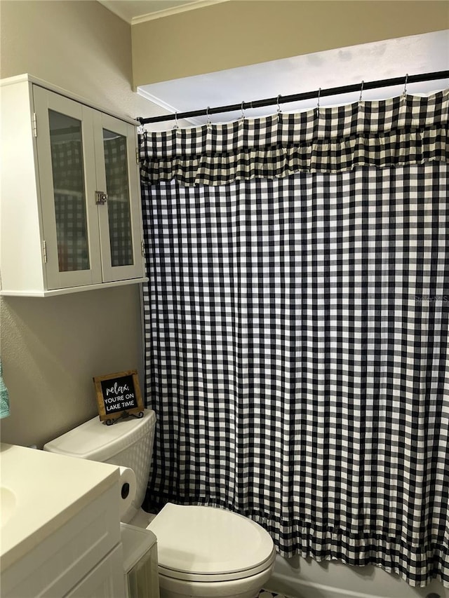 full bathroom featuring shower / tub combo with curtain, vanity, ornamental molding, and toilet