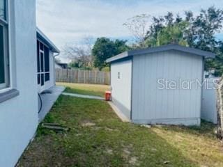 view of yard featuring a shed