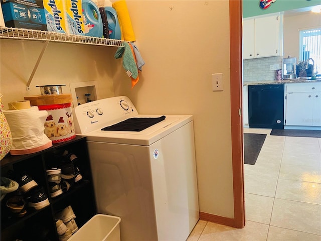 laundry room with washer / clothes dryer, light tile patterned flooring, baseboards, and laundry area